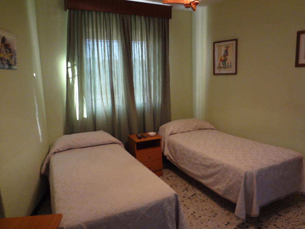 Hostal San Pedro Sanlucar la Mayor Ruang foto
